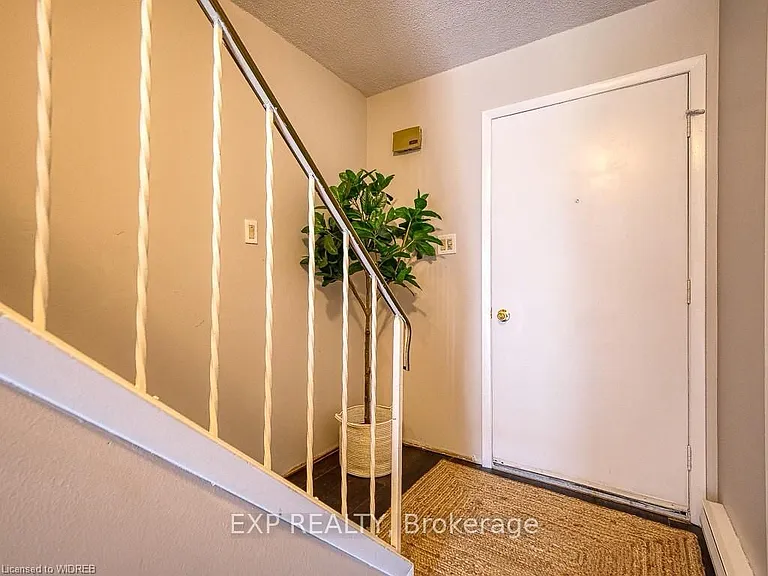 1060 Canfield Cres #5 — Photo 4