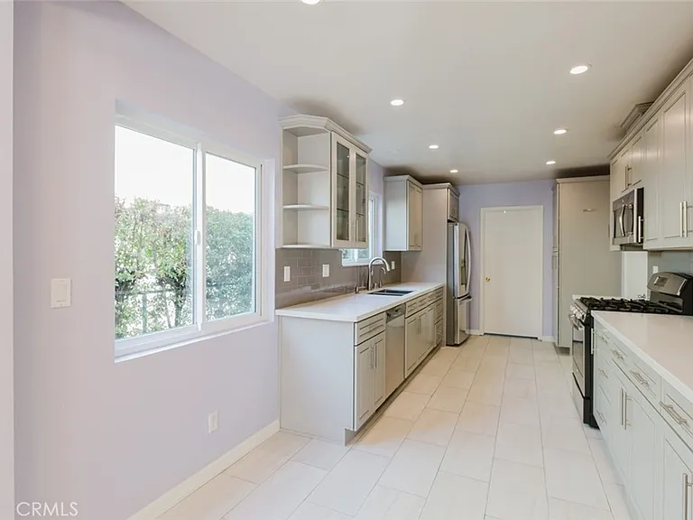 12832 Kling St — Photo 7