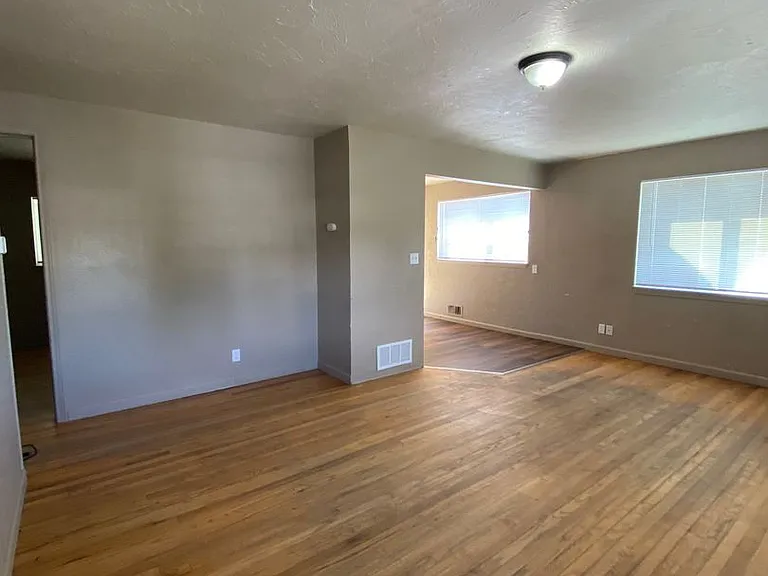 5 bedroom, 2 bath House-Cheney! Right on campus!! — Photo 17