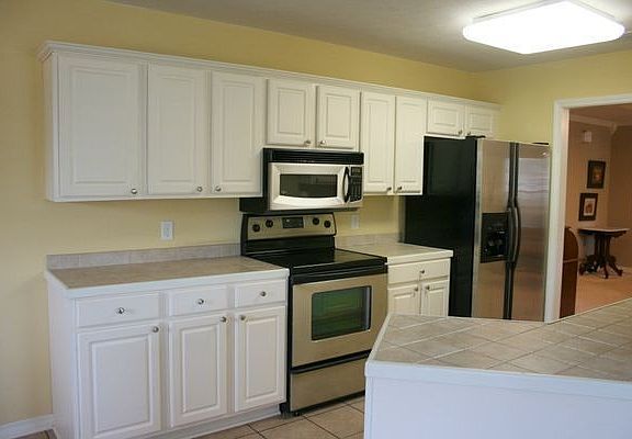 Kitchen W/Stainless Steel Appliances