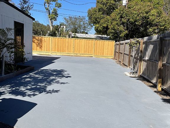 3rd image of 906 Beckett St