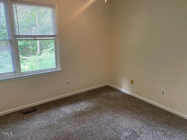 553 Darby Glen Ln — Photo 4