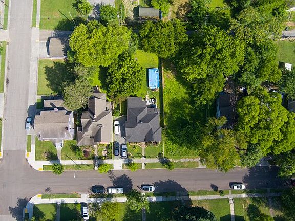 3rd image of 2354 Woodbine Ave