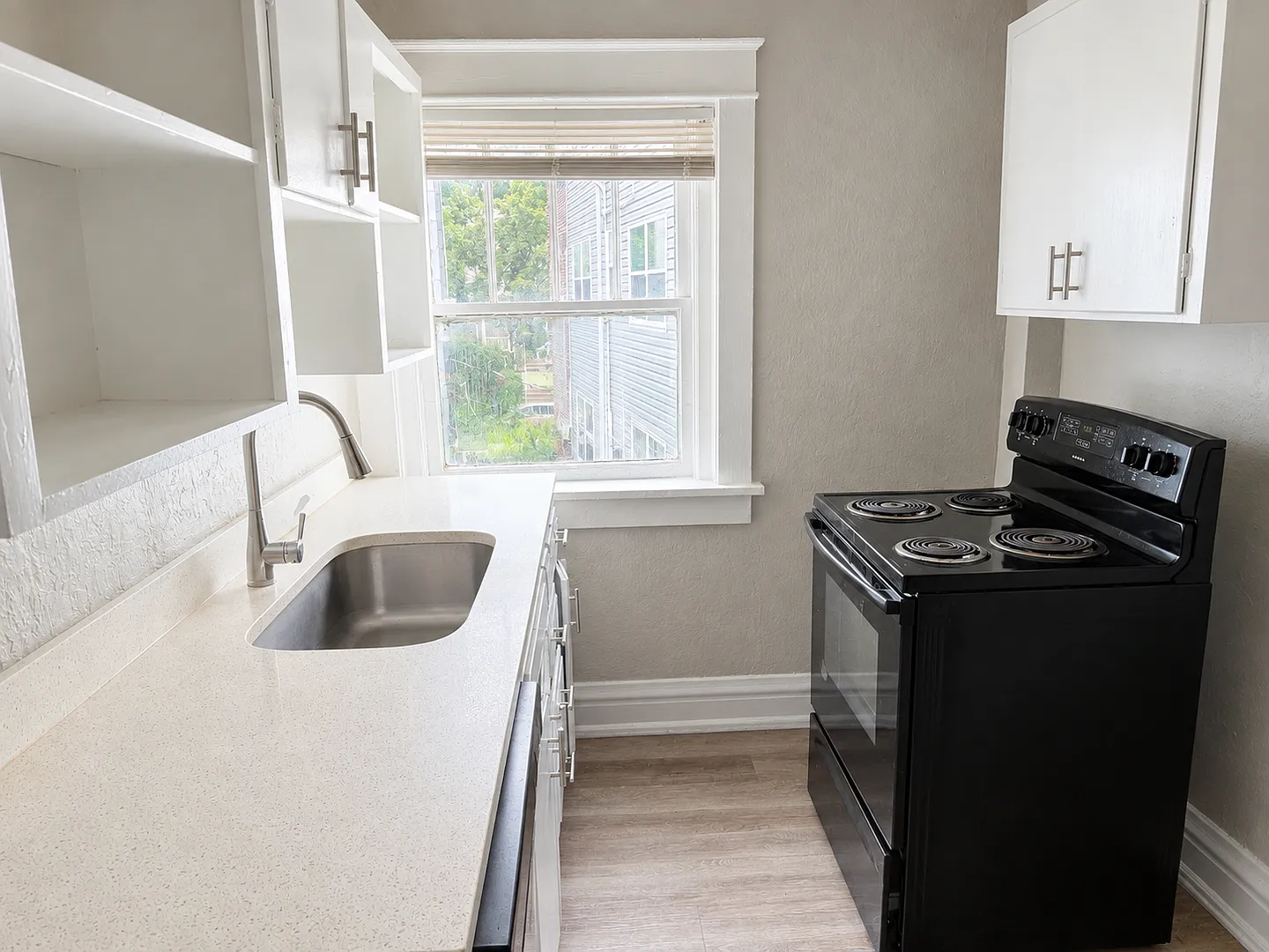 Clean and Updated Apartment in Fantastic Location — Photo 4