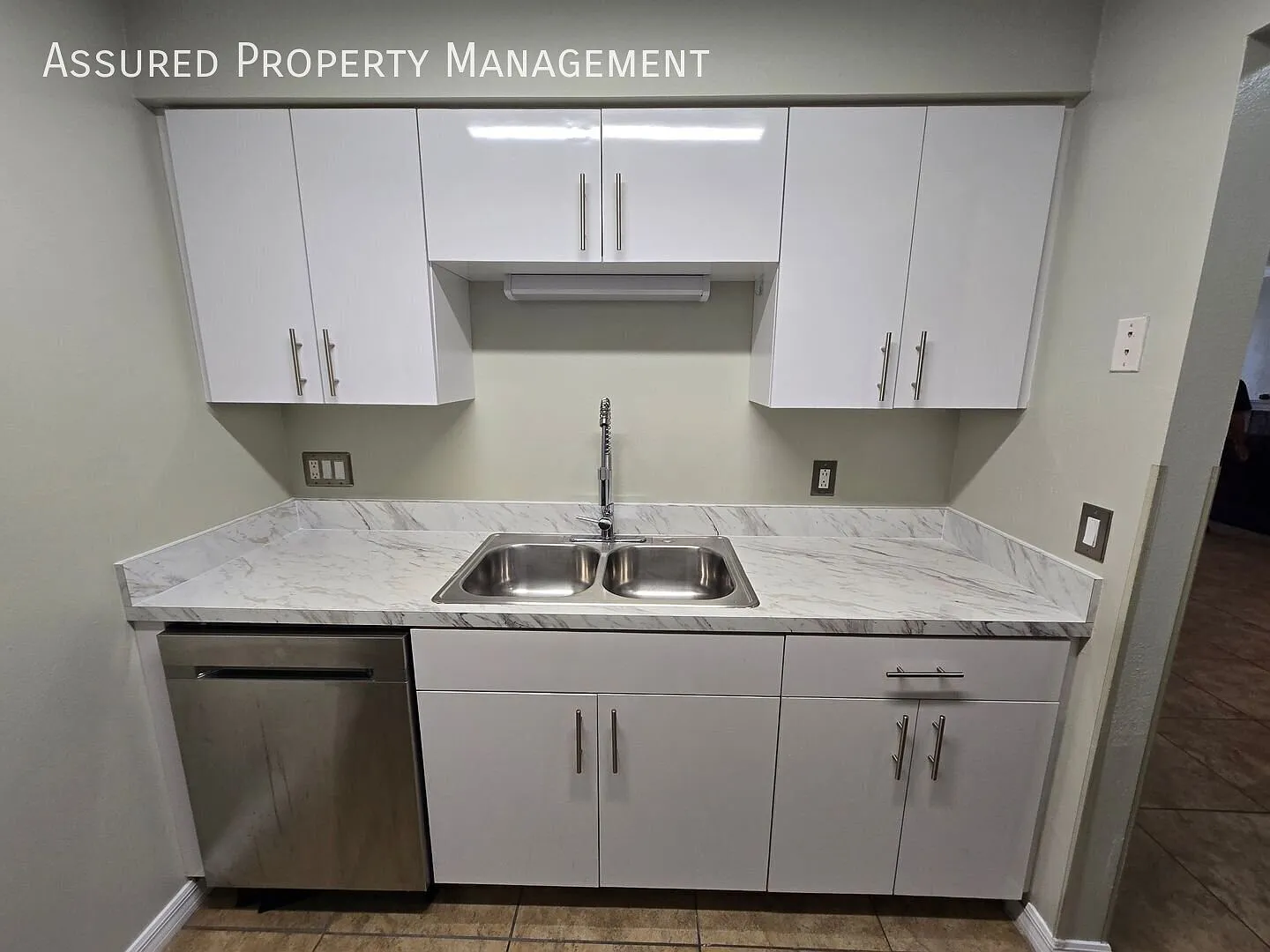 Beautiful 2 Bedroom Condo with Remodeled Kitchen, Vaulted Ceilings & Community Pool — Photo 4
