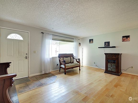 3rd image of 409 Pickett Avenue NE