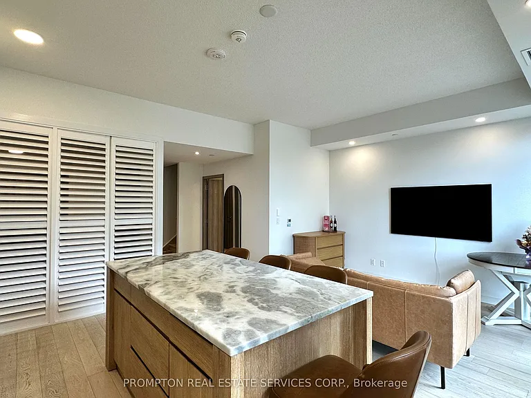 27 McMahon Dr #Townhouse 112 — Photo 7