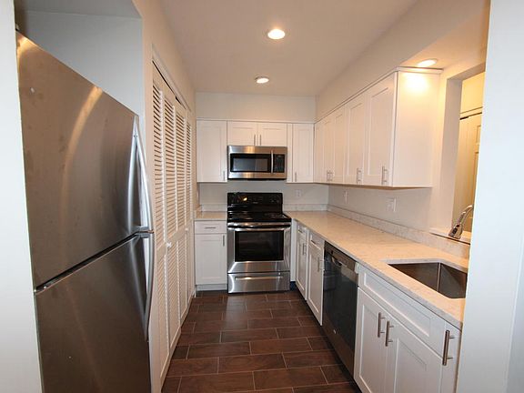 5th image of 1465 E Putnam Ave APT 101