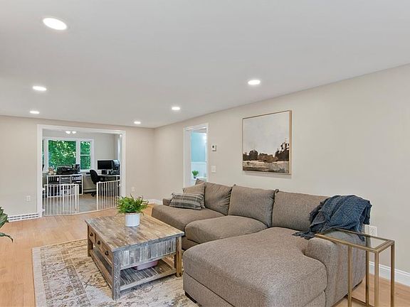 5th image of 158 Warman Ave