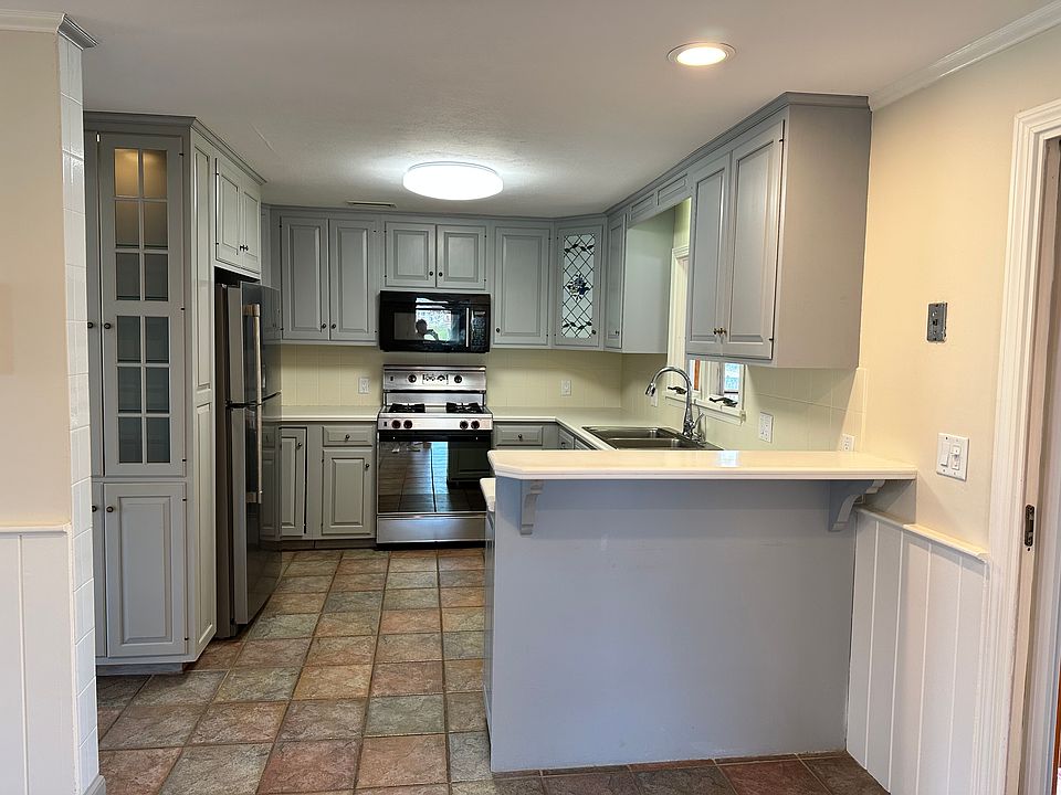 Fully applianced kitchen