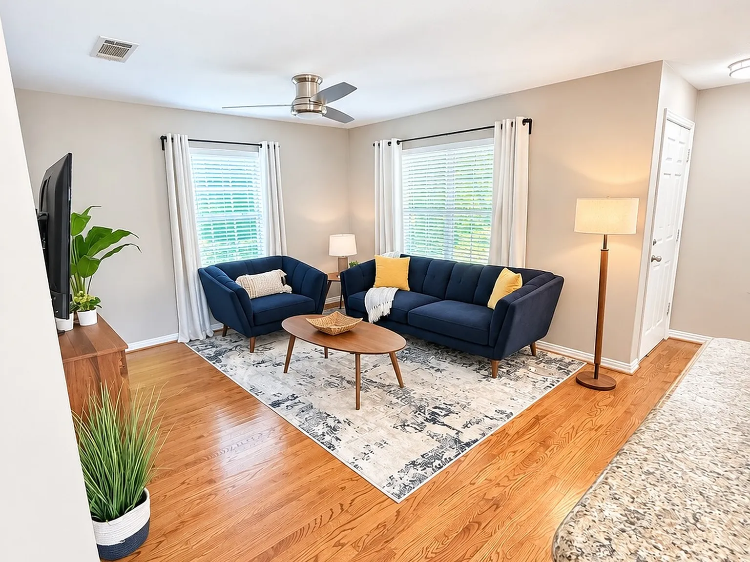 3 bed, 1177 sqft, $2,600 — Photo 2
