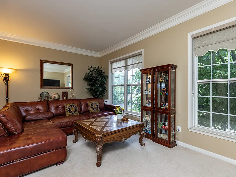 703 W Oakmeade Dr — Photo 9