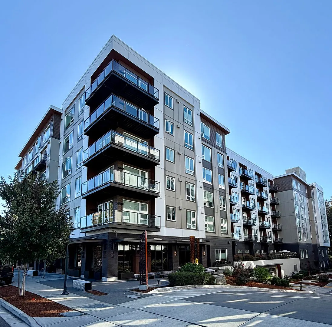 1 Bed + Den / 2 Bath Totem Lake Condo in Kirkland $2,595/month — Photo 1