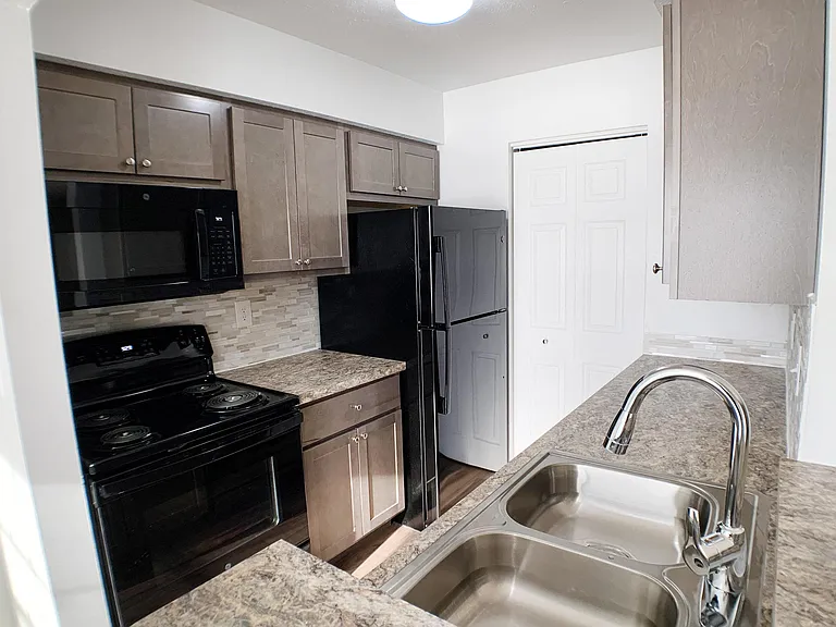 Steeplechase Apartments — Photo 40