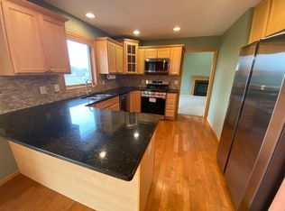 402 Dublin Cir, Cottage Grove, WI 53527