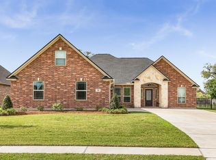 58 Deerwood Ct, Lake Jackson, TX 77566