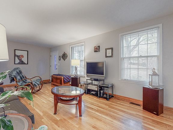 3rd image of 4821 Merrill Ln
