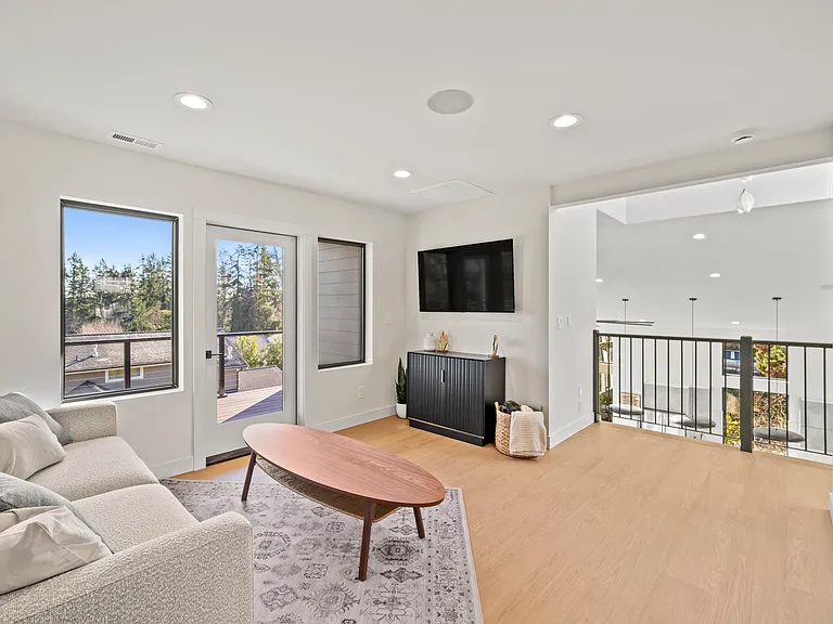 6305 Soundview Dr — Photo 17
