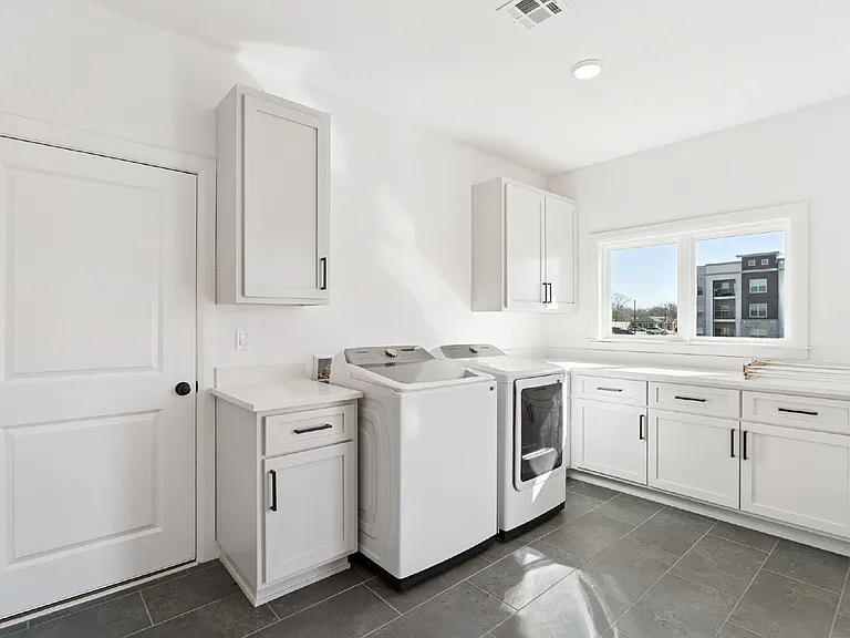 2410 W Charleston St — Photo 56