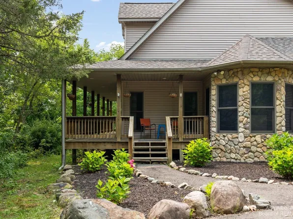 4017 Hartland Rd, Hartland, MI 48353