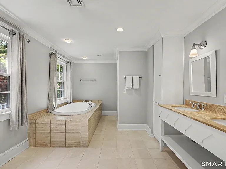 51 Squires Ln — Photo 21