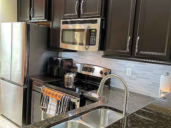 Kitchen has GRANITE tops