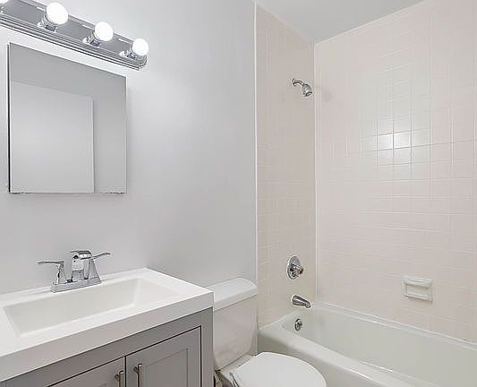 4th image of 301 E 45th St APT 19C