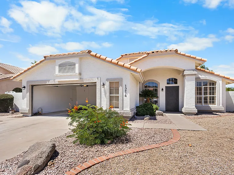 1214 E Beverly Ln — Photo 4