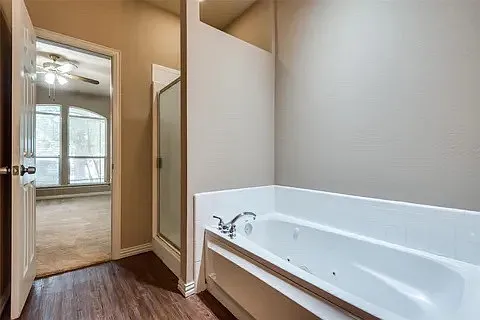 4610 Oak Club Dr — Photo 2