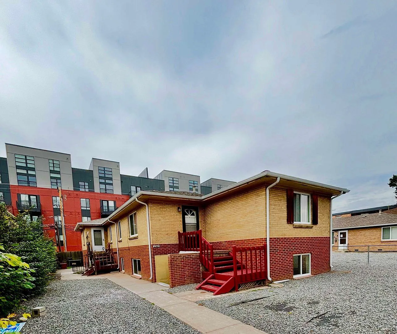 Prime Location! 1BR Bungalow Near DU, Light Rail & Porter Hospital Available Now!! — Photo 2