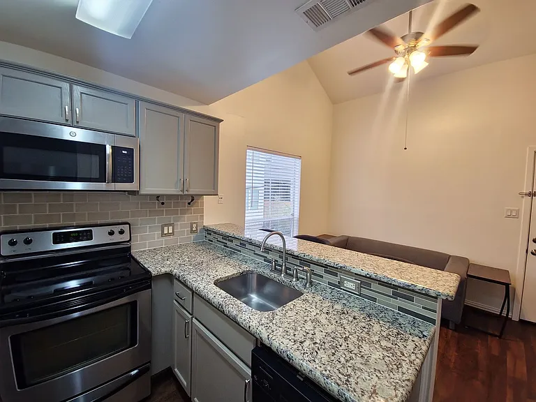 2313 Longview St #205 — Photo 4