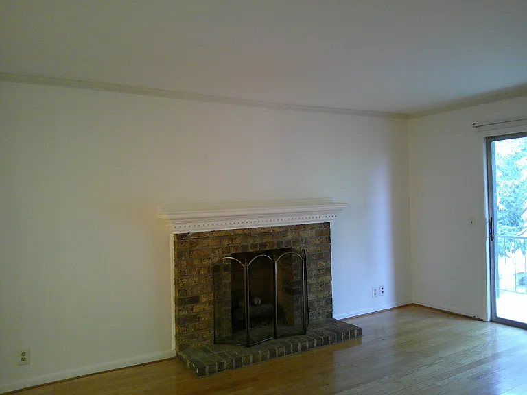 Fireplace for cosmetic purposes only.