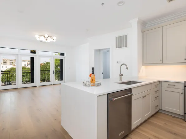 21 George St APT 206, Charleston, SC 29401