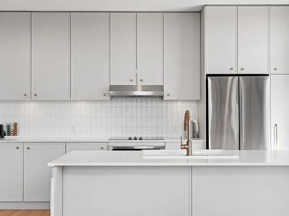 708 Edgar Ave #405, Coquitlam, BC V3K 0H3