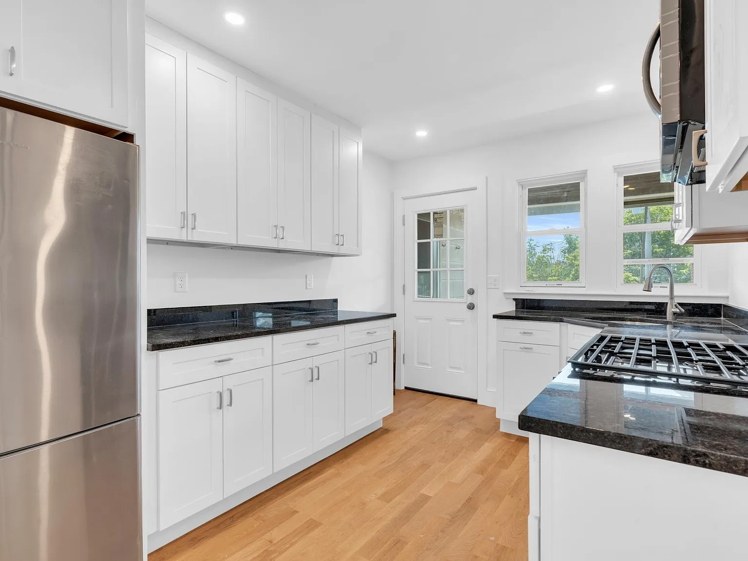 949 Hancock St — Photo 3