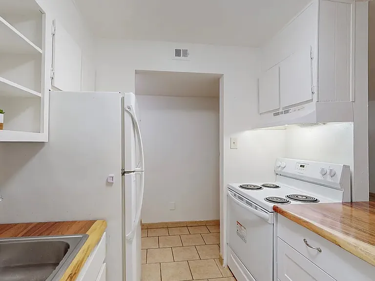 2800 Cerrillos Rd #11 — Photo 6