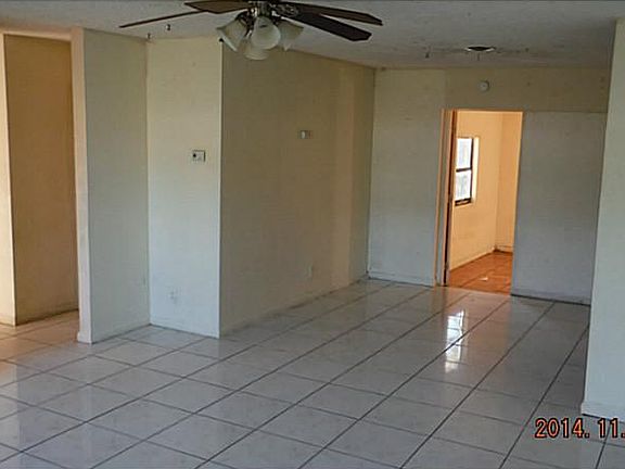 3rd image of 810 SW 12th Ct