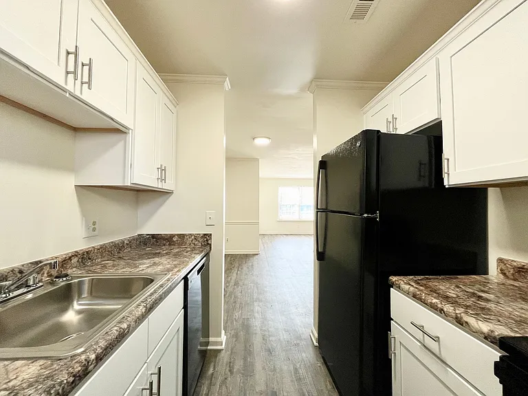 Collinwood Apartments — Photo 12