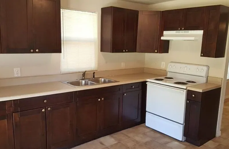 3 bed, 1.0 bath, 812 sqft, $1,595 — Photo 4