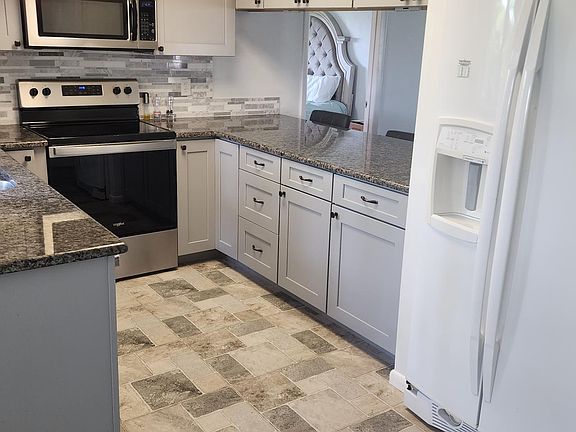 5th image of 283 Westhampton Dr