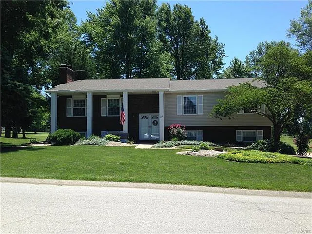 1608 Fairway Dr photo 1