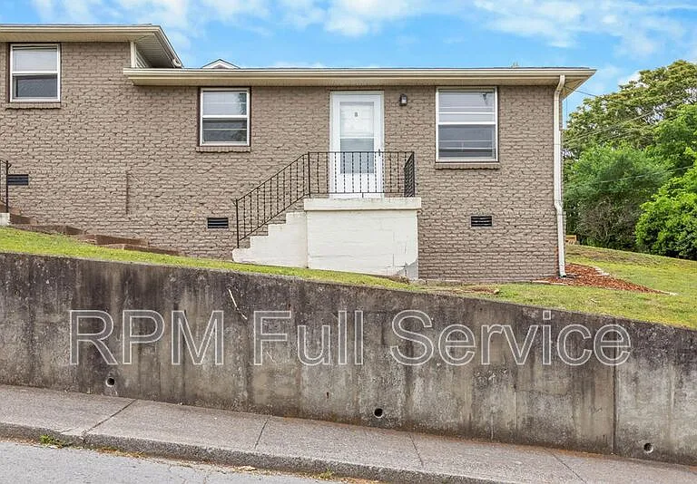895 W Sharpe Ave #B — Photo 2