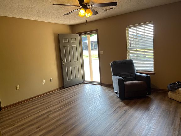 5th image of 601 W Academy Ave #601