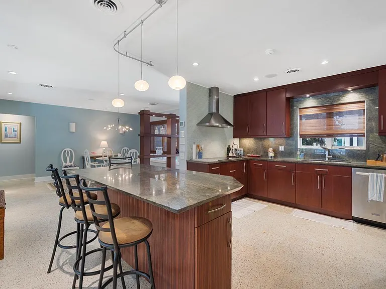 745 Iris Ln — Photo 6