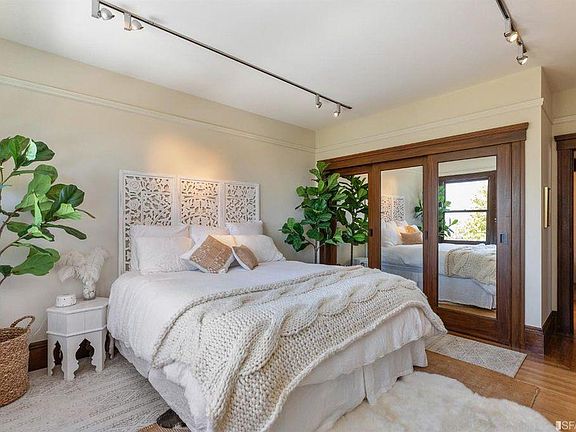 4th image of 746 Church St #202