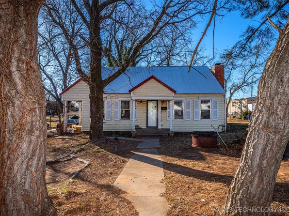 425 E Park Ave, Waurika, OK 73573