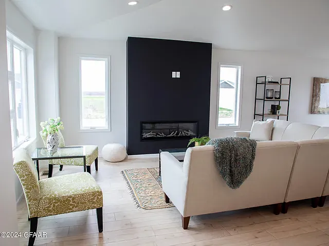 372 Wren Dr — Photo 3