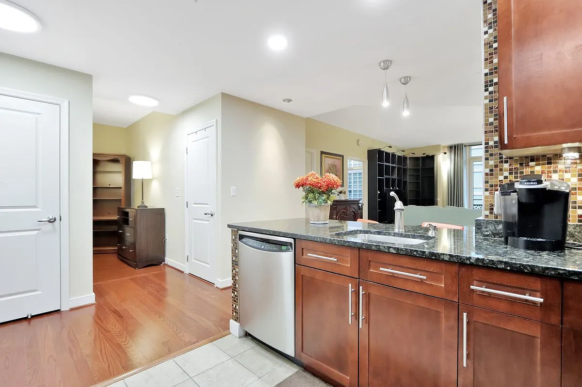 2 bed, 2.0 bath, 1225 sqft, $3,950 — Photo 3