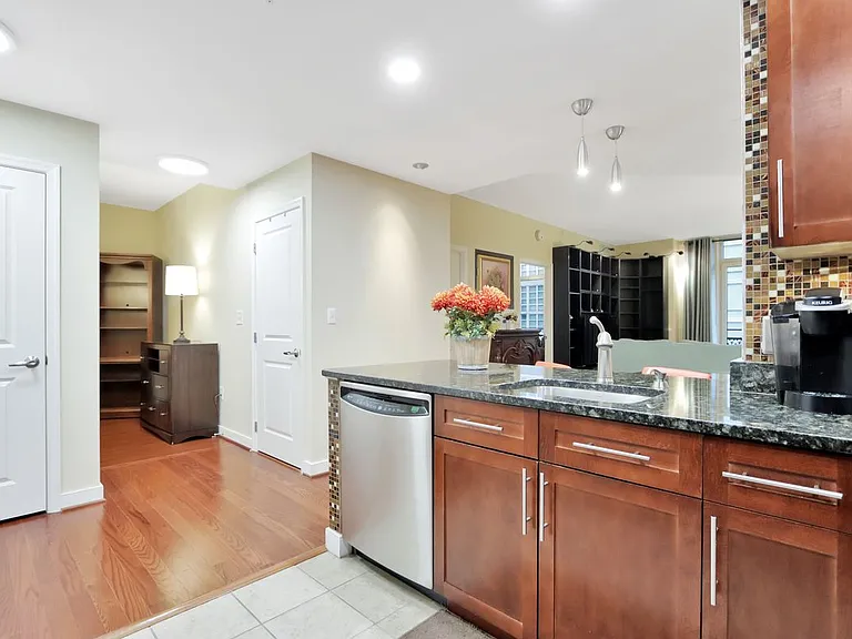 155 Potomac Psge #415 — Photo 3