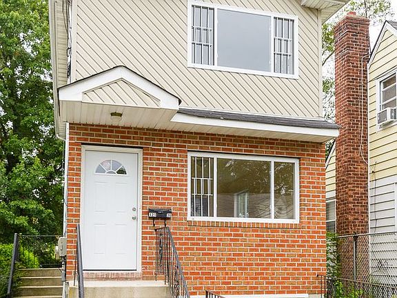 121-36 Benton St-12